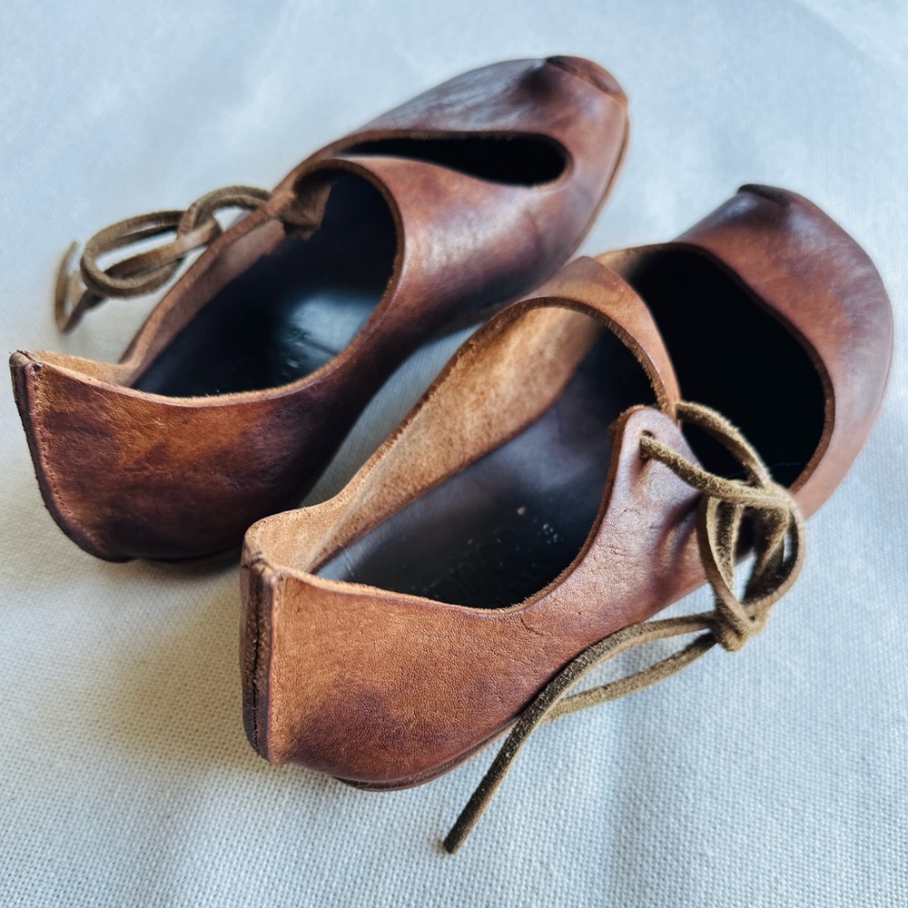 CYDWOQ Artisan Handmade Vegetable Dyed Leather Maryjane ‘Dust’ Flats | W 36